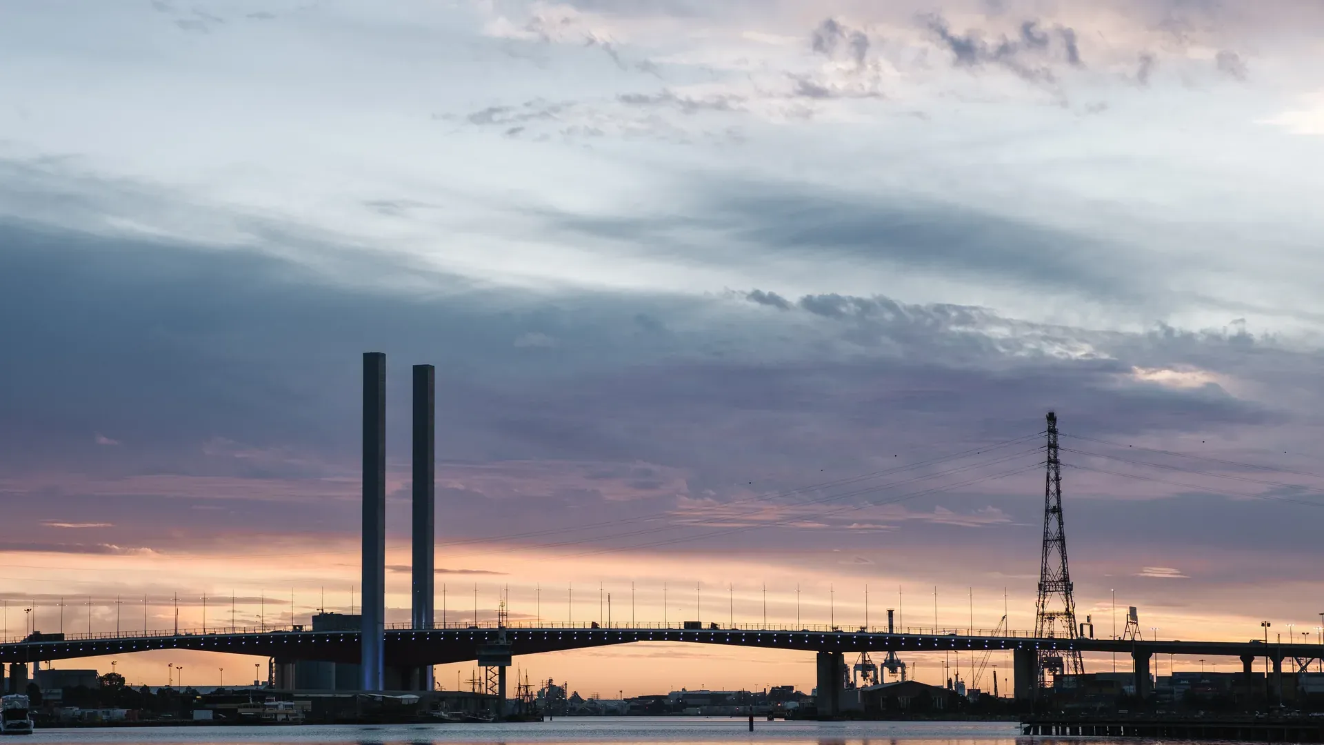 Olieprijzen breken door $108 na aanvallen op energie-infrastructuur Midden-Oosten