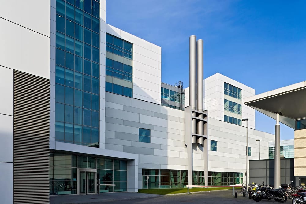 ASML ontslaat 1.700 mensen en verhoogt tegelijk zijn outlook. Welkom in het AI-tijdperk Afbeelding bij bericht